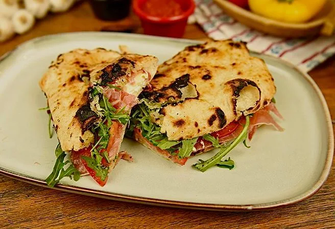 Pizzdarija pica i kafizza — pizza restaurant (photo 10)