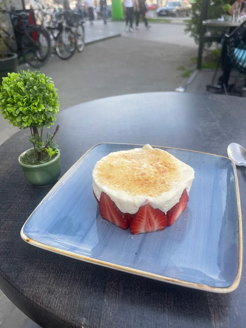 Pizzdarija pica i kafizza — pizza restaurant (photo 11)