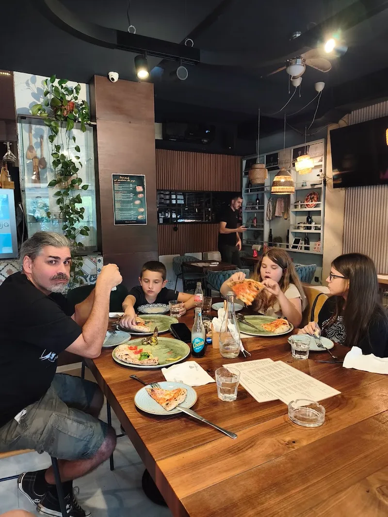 Pizzdarija pica i kafizza — pizza restaurant (photo 13)