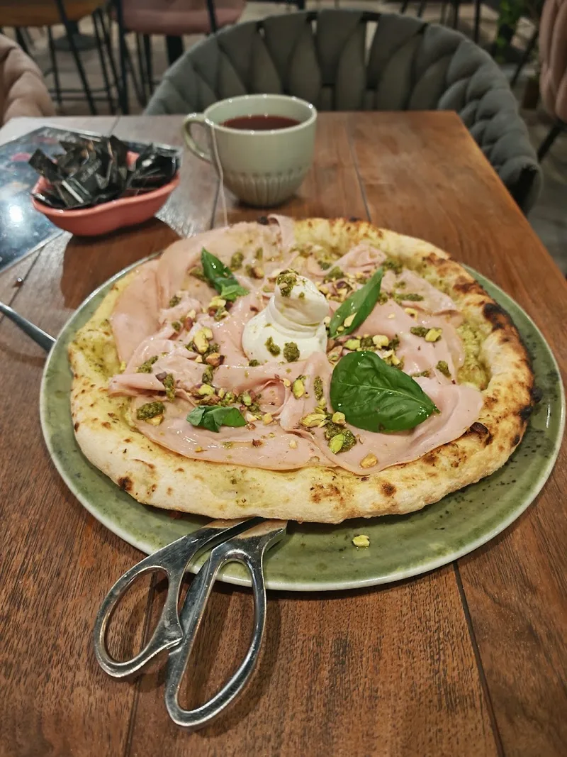 Pizzdarija pica i kafizza — pizza restaurant (photo 14)