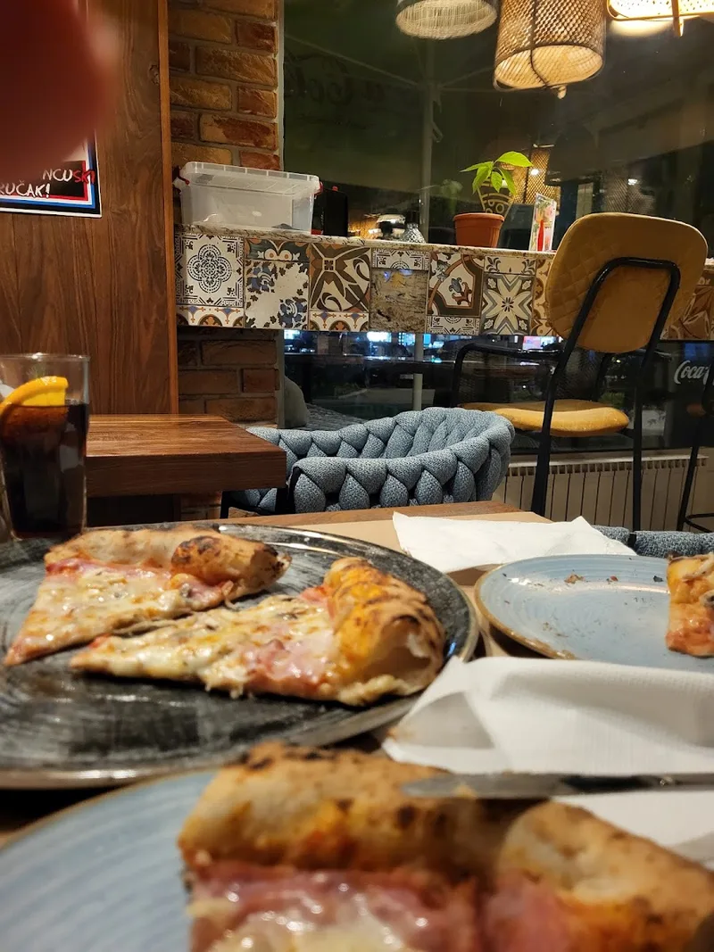 Pizzdarija pica i kafizza — pizza restaurant (photo 16)