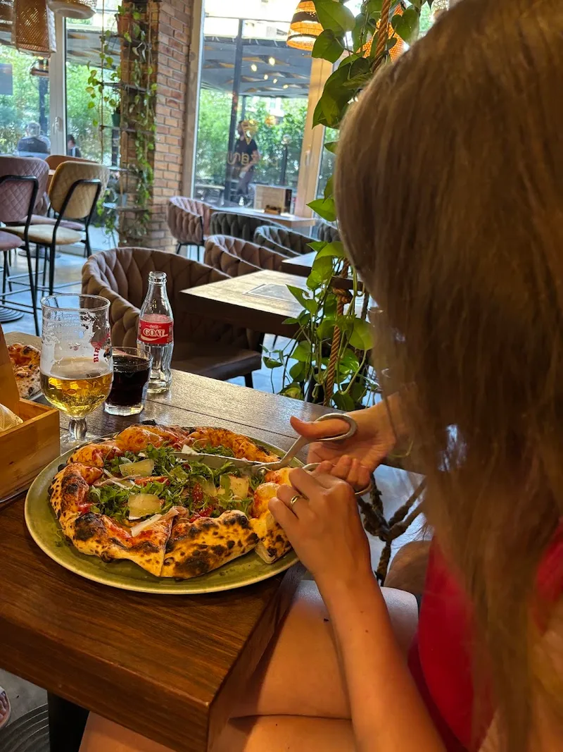 Pizzdarija pica i kafizza — pizza restaurant (photo 18)