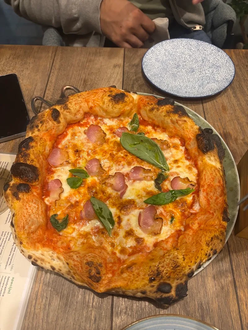 Pizzdarija pica i kafizza — pizza restaurant (photo 3)